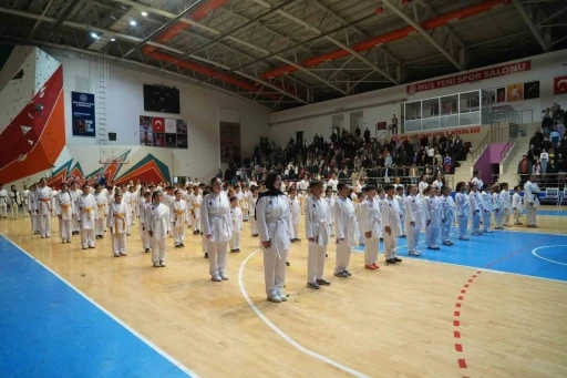 Muş&rsquo;ta 300 karateciden &ouml;ğretmenlerine anlamlı s&uuml;rpriz
