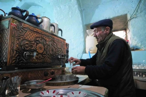 Muş’ta 350 yıllık tarihi çay ocağında 55 yıldır çay demliyor
