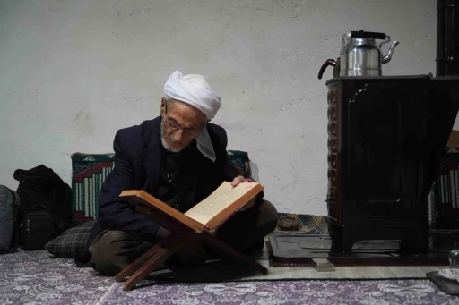 Muş’ta 86 yaşındaki Rüstem dede 50 yıldır sadece çay ve gofretle yaşamını sürdürüyor
