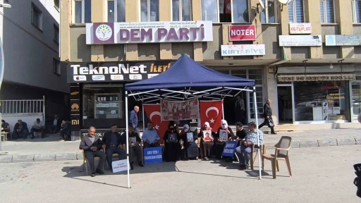 Muş’ta ailelerin DEM Parti önündeki eylemi sürüyor
