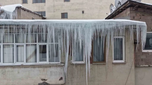 Muş&rsquo;ta &ccedil;atılarda oluşan dev buz sarkıtları tehlike sa&ccedil;ıyor
