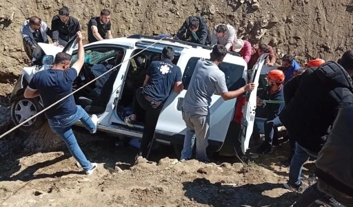 Muş&rsquo;ta &ccedil;aya d&uuml;şen otomobildeki 1 kişi yaralandı
