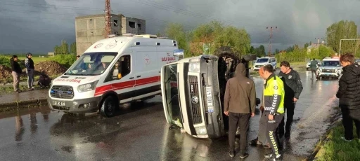 Muş&rsquo;ta dolu yağışı sırasında kontrolden &ccedil;ıkan minib&uuml;s yan yattı: 2 yaralı
