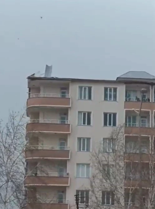 Muş’ta fırtına çatıları uçurdu
