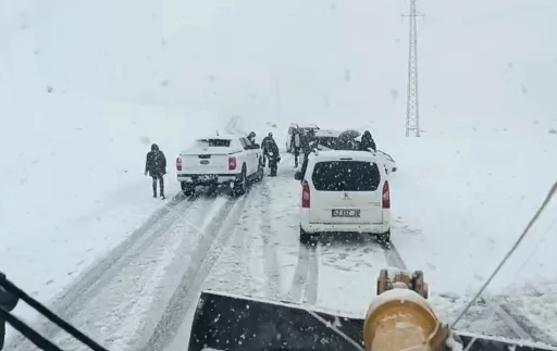 Muş&rsquo;ta fırtına nedeniyle mahsur kalan 3 ara&ccedil; kurtarıldı
