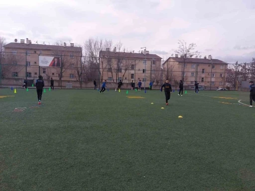 Muş&rsquo;ta futbol antrenmanları s&uuml;r&uuml;yor
