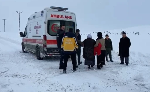 Muş&rsquo;ta hasta, ambulansa iş makinesiyle ulaştırıldı
