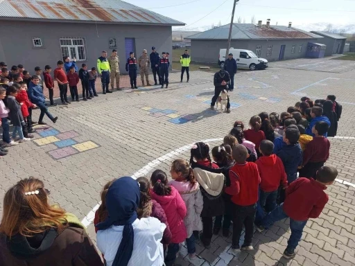 Muş&rsquo;ta jandarmadan &ouml;ğrencilere g&uuml;venlik ve trafik eğitimi
