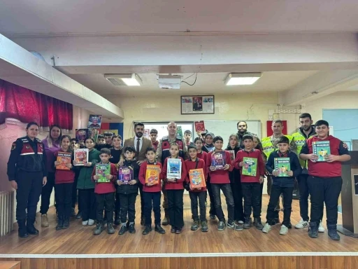 Muş&rsquo;ta jandarmadan &ouml;ğrencilere kişisel g&uuml;venlik ve g&uuml;venli internet eğitimi
