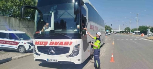 Muş&rsquo;ta jandarmadan şehirlerarası yolcu otob&uuml;slerine sıkı denetim
