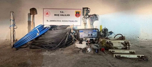 Muş&rsquo;ta ka&ccedil;ak kazı operasyonu: 2 g&ouml;zaltı
