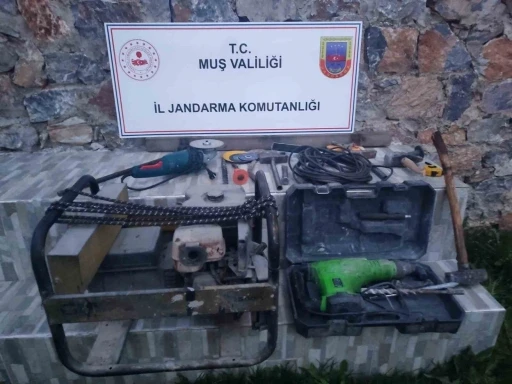 Muş&rsquo;ta ka&ccedil;ak kazı operasyonu: 3 ş&uuml;pheli g&ouml;zaltına alındı
