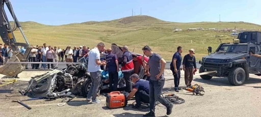 Muş&rsquo;ta kamyonla otomobil &ccedil;arpıştı: 2 &ouml;l&uuml;, 1 yaralı
