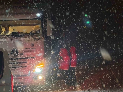 Muş&rsquo;ta kar ve tipi: Yolda mahsur kalan 180 kişinin imdadına Kızılay yetişti
