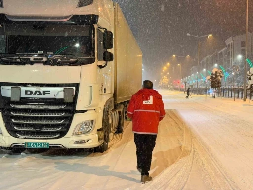 Muş&rsquo;ta kar ve tipi: Yolda mahsur kalan vatandaşların imdadına Kızılay yetişti
