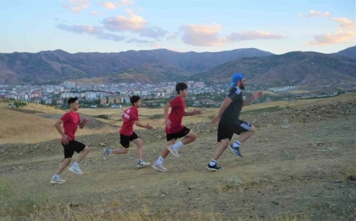 Muş’ta karate sporcuları dağ koşusuyla kondisyon artırıyor
