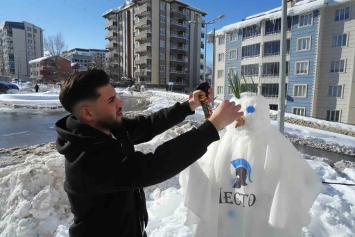Muş&rsquo;ta karı eğlenceye d&ouml;n&uuml;şt&uuml;ren berberler, kardan adamı tıraş etti
