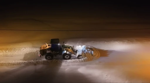 Muş&rsquo;ta k&ouml;y yollarında gece mesaisi: Ekipler 7/24 sahada
