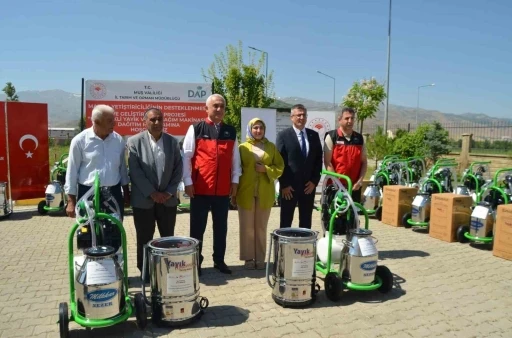 Muş&rsquo;ta manda yetiştiricilerine s&uuml;t sağım ve elektrikli yayık makinesi desteği

