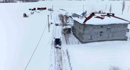 Muş&rsquo;ta muhtarın g&ouml;n&uuml;ll&uuml; kar mesaisi takdir topladı
