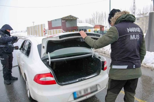 Muş&rsquo;ta narkotik denetimlerinde uyuşturucu madde ele ge&ccedil;irildi
