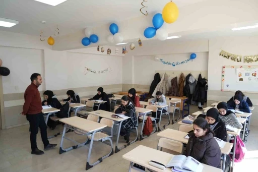 Muş&rsquo;ta &ouml;ğrencilerden Ramazan&rsquo;a &ouml;zel sınıf ve okul s&uuml;slemesi
