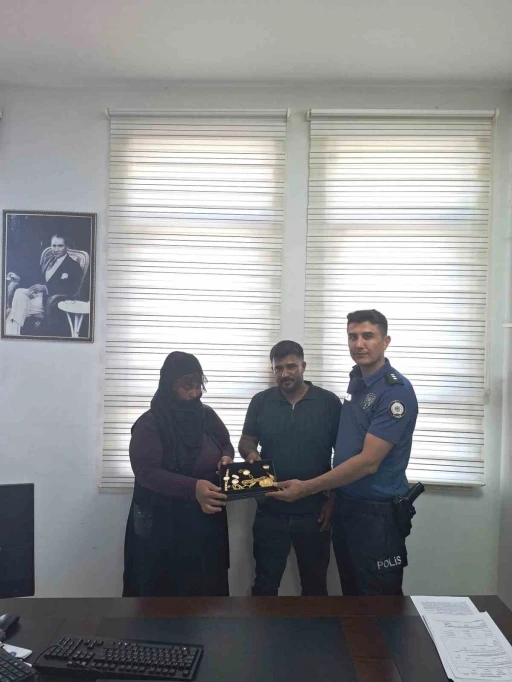 Muş&rsquo;ta &ouml;rnek davranış: Bulduğu ziynet eşyalarını sahibine ulaştırdı

