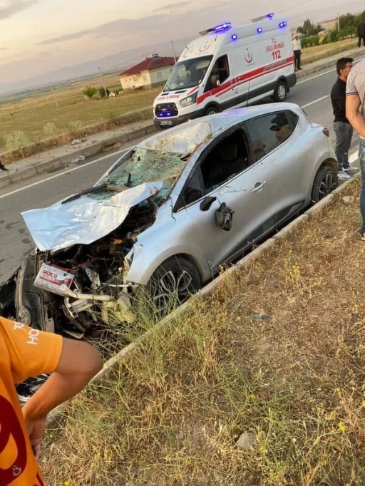 Muş’ta otomobil ineğe çarptı, 1 kişi yaralandı
