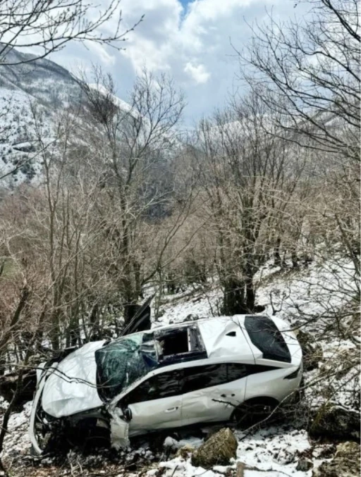 Muş’ta otomobil uçuruma yuvarlandı, 4 kişiyi ağaçlar kurtardı
