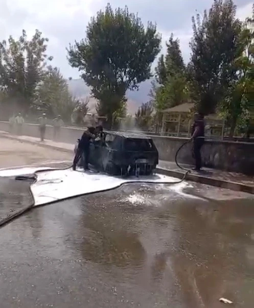 Muş’ta park halindeki otomobil alev aldı
