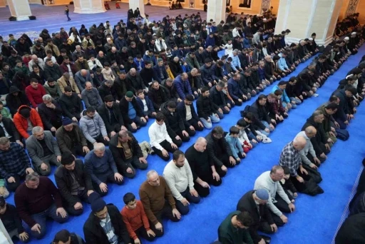 Muş&rsquo;ta Regaip Kandili&rsquo;nde vatandaşlar camilere akın etti
