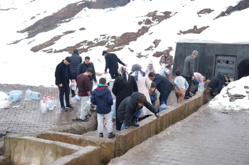Muş&rsquo;ta şebeke suyunda bakteri tespit edildi, vatandaşlar &ccedil;eşmelere akın etti
