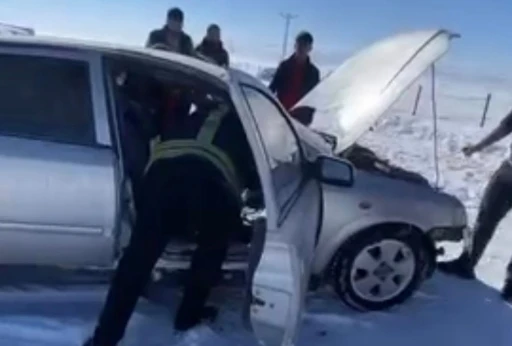 Muş&rsquo;ta seyir halindeki otomobil alev aldı
