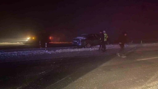 Muş&rsquo;ta sis ve buzlanma kazaya neden oldu: Otomobil ref&uuml;je &ccedil;arptı
