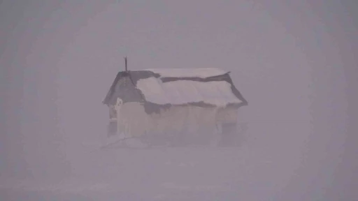 Muş&rsquo;ta sis ve g&uuml;n batımı kartpostallık manzara oluşturdu
