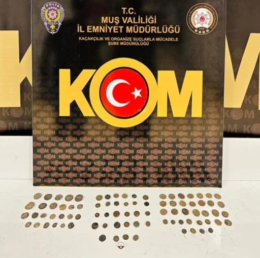 Muş&rsquo;ta tarihi eser operasyonu: 86 par&ccedil;a tarihi obje ele ge&ccedil;irildi
