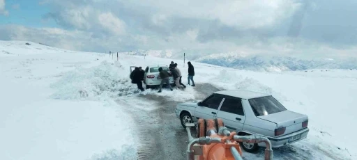 Muş’ta tipi nedeniyle yolda mahsur kalan 60 kişi kurtarıldı

