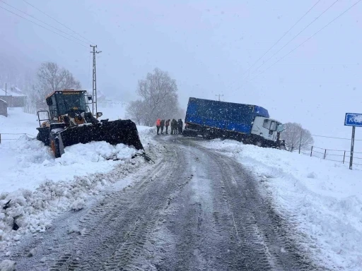 Muş&rsquo;ta tır iş makinesine &ccedil;arptı: 1 yaralı
