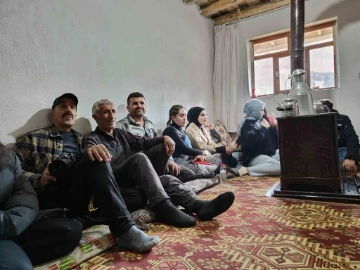 Muş&rsquo;ta &uuml;niversite &ouml;ğrencileri doğayı gezerek dengbejlik k&uuml;lt&uuml;r&uuml;yle buluştu
