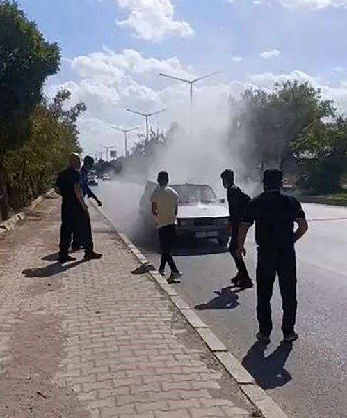 Muş’ta yanan otomobile beton mikseriyle müdahale

