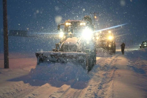 Muş&rsquo;ta yeni yıl mesaisi: Vali &Ccedil;akır sahadaki ekipleri ziyaret etti
