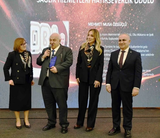 Musa &Ouml;zg&uuml;&ccedil;l&uuml;&rsquo;ye "Sağlığa En B&uuml;y&uuml;k Yatırım Yapan Hayırsever" &ouml;d&uuml;l&uuml;
