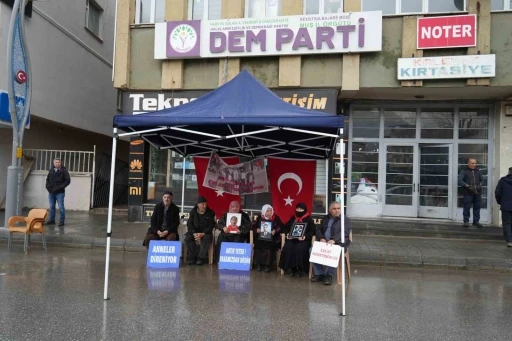 Muşlu anneler sağanak altında evlat nöbetini sürdürüyor
