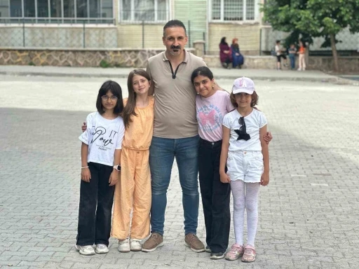 Muşlu minikler, &quot;Gazze’de çocuk olmak&quot; şarkısıyla dünyaya seslendiler
