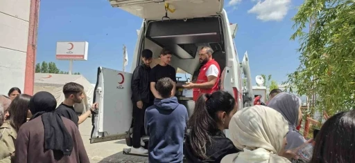 Muşlu &ouml;ğrencilerden Kızılay&rsquo;a ziyaret
