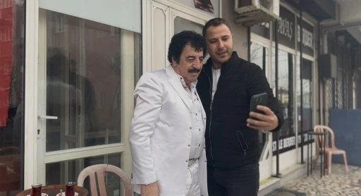 M&uuml;sl&uuml;m G&uuml;rses&rsquo;e benzerliğiyle herkesi şaşırttı, g&ouml;renler d&ouml;n&uuml;p bir daha baktı
