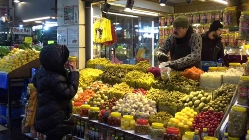 Muşmuladan kiraza 35 &ccedil;eşit &uuml;r&uuml;n&uuml;n turşusunu kurdular
