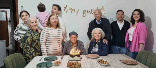 Mustafa dede, 102&rsquo;nci yaş g&uuml;n&uuml;n&uuml; &ccedil;ocukları ve torunlarıyla kutladı
