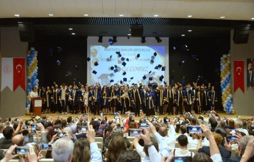 Mustafa Hakan Güvençer Fen Lisesi’nde mezuniyet coşkusu
