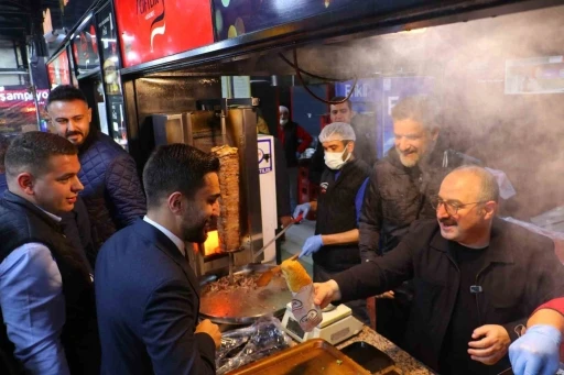 Mustafa Varank, Ankara’da gençlerle kokoreççide sahur yaptı

